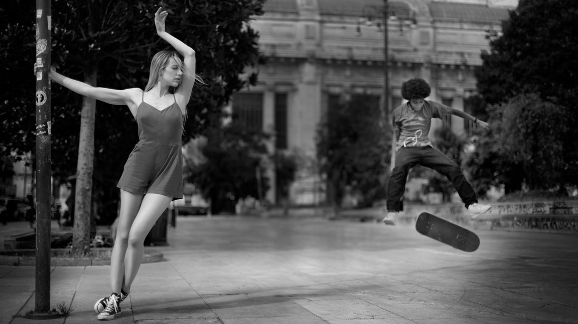 immagine di una modella in posa vicino alla stazione centrale di milano